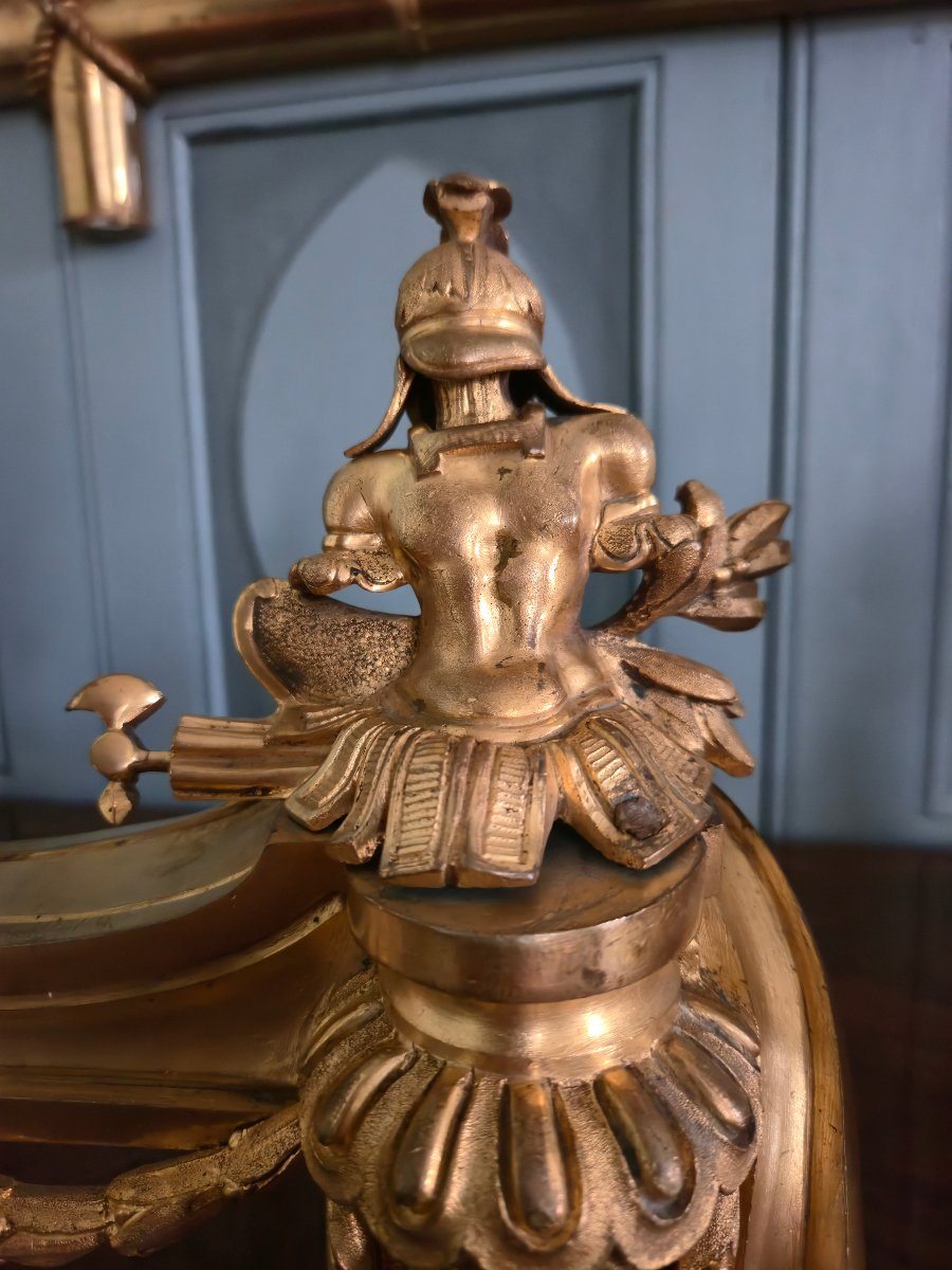 Paire de têtes de chenets aux trophées d'armes en bronze doré, transition Louis XV-Louis XVI-photo-3