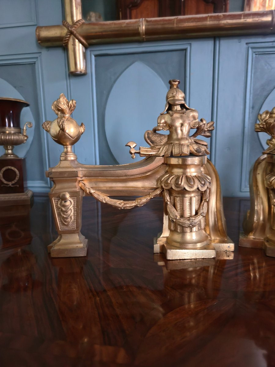 Paire de têtes de chenets aux trophées d'armes en bronze doré, transition Louis XV-Louis XVI-photo-4