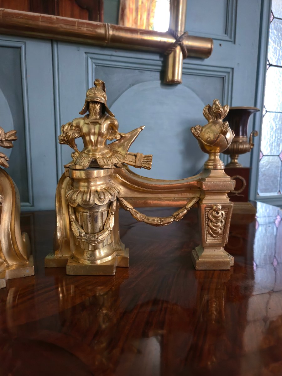 Paire de têtes de chenets aux trophées d'armes en bronze doré, transition Louis XV-Louis XVI-photo-1