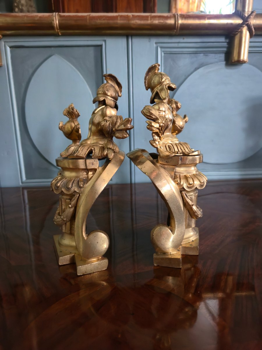 Paire de têtes de chenets aux trophées d'armes en bronze doré, transition Louis XV-Louis XVI-photo-2