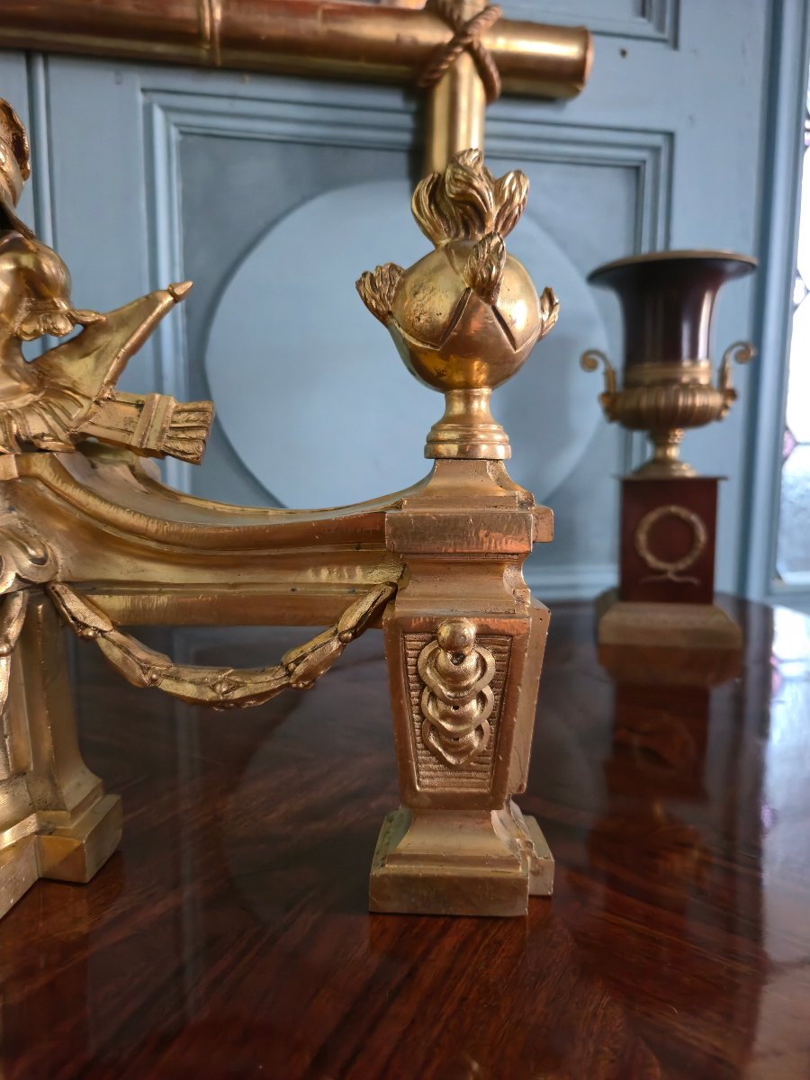 Paire de têtes de chenets aux trophées d'armes en bronze doré, transition Louis XV-Louis XVI-photo-3
