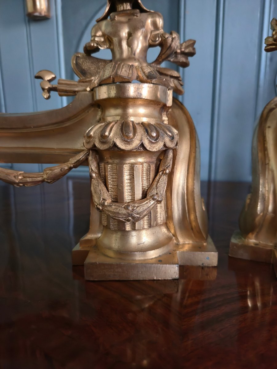 Paire de têtes de chenets aux trophées d'armes en bronze doré, transition Louis XV-Louis XVI-photo-4
