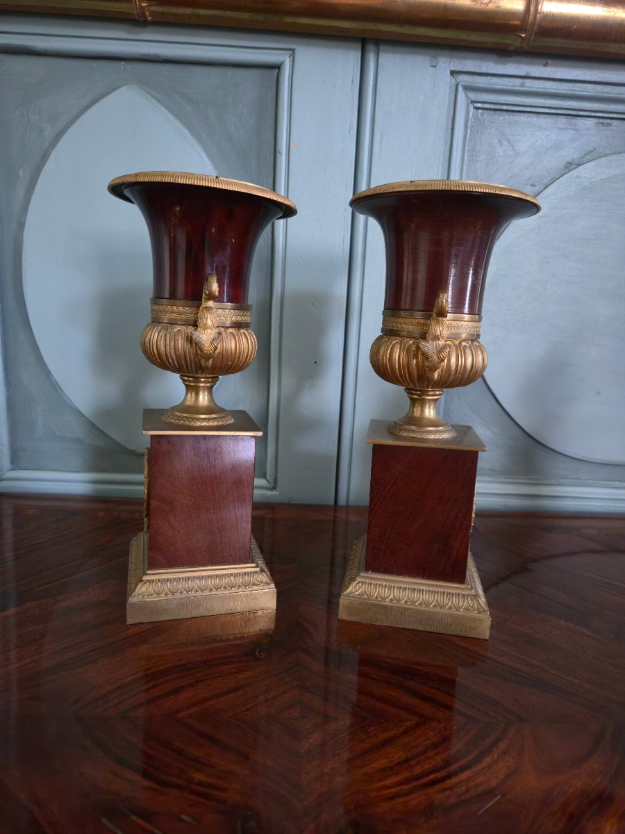 Paire de vases Médicis en acajou massif et bronze doré, XIXe siècle.  -photo-3
