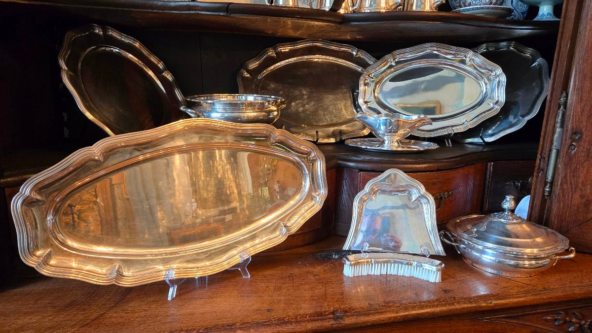 Ensemble de service en métal argenté à décor de filets et contours chantournés