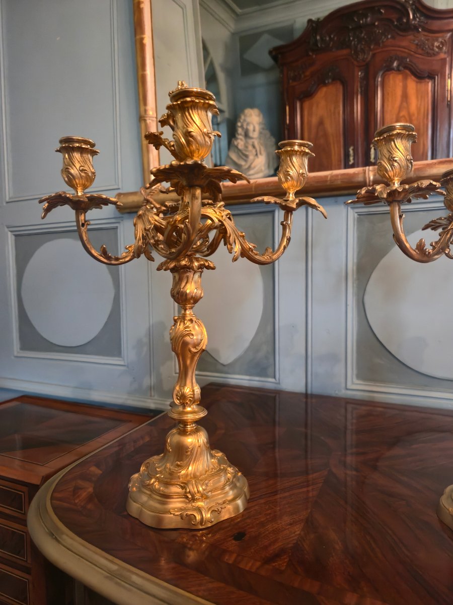 Paire de candélabres en bronze doré de style Louis XV, signés F. Barbedienne, XIXe siècle.   -photo-2