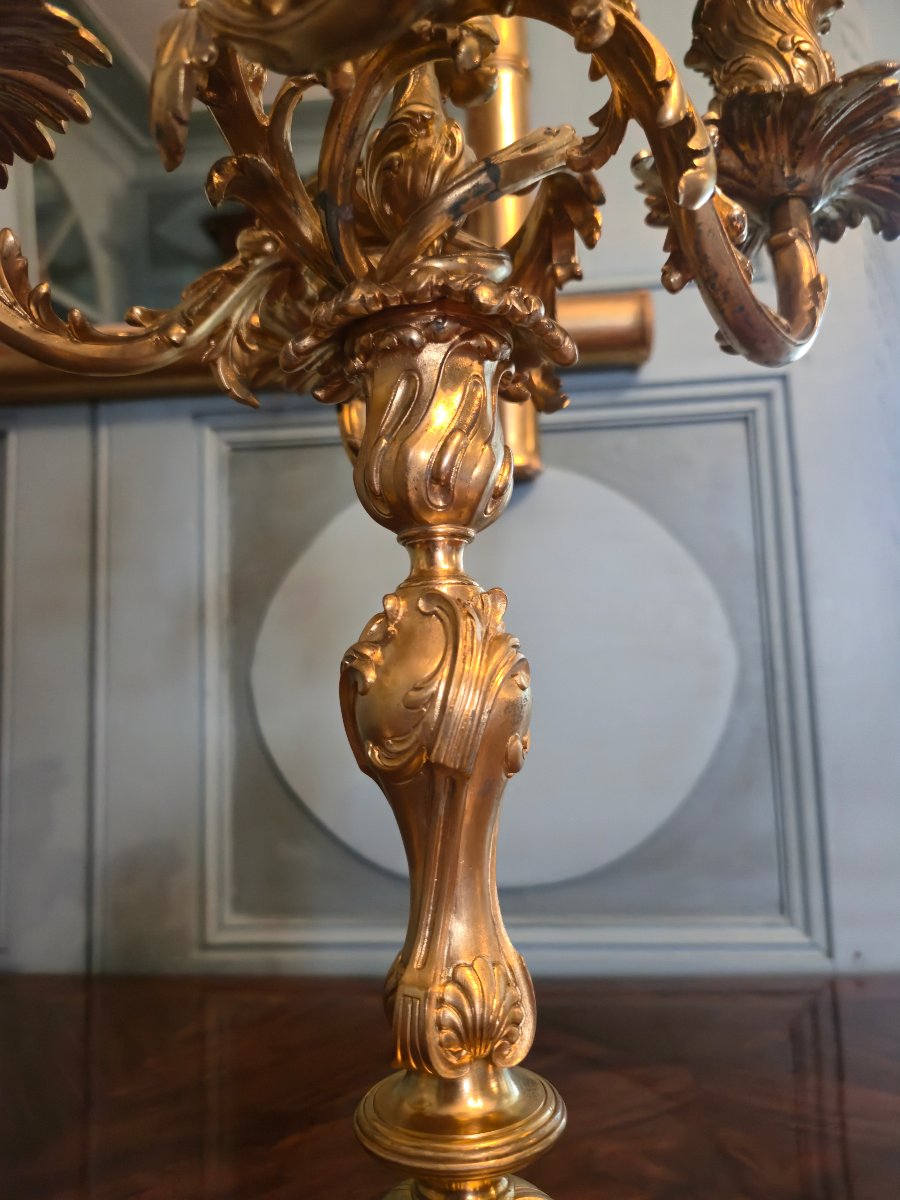 Paire de candélabres en bronze doré de style Louis XV, signés F. Barbedienne, XIXe siècle.   -photo-2