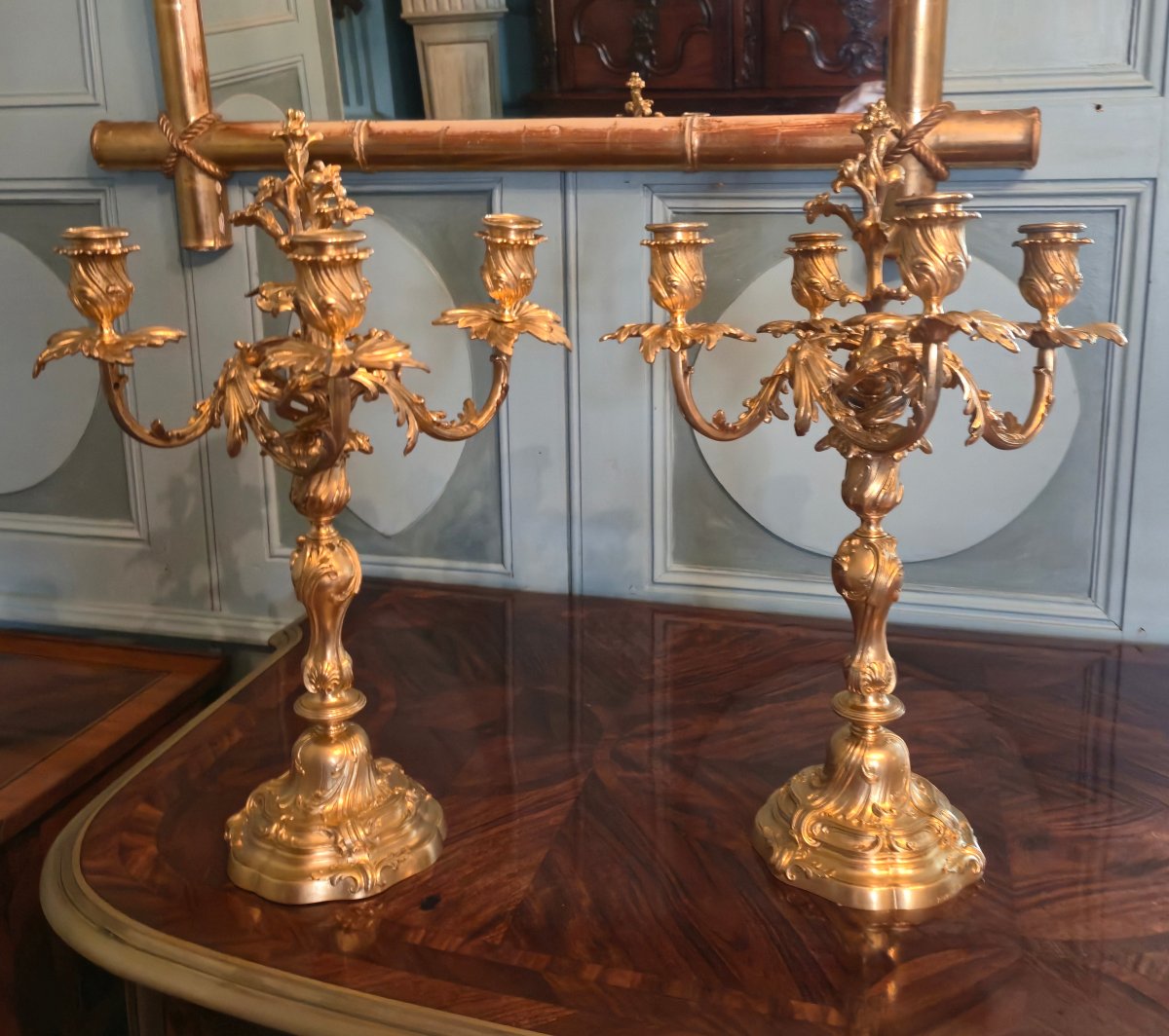 Paire de candélabres en bronze doré de style Louis XV, signés F. Barbedienne, XIXe siècle.   