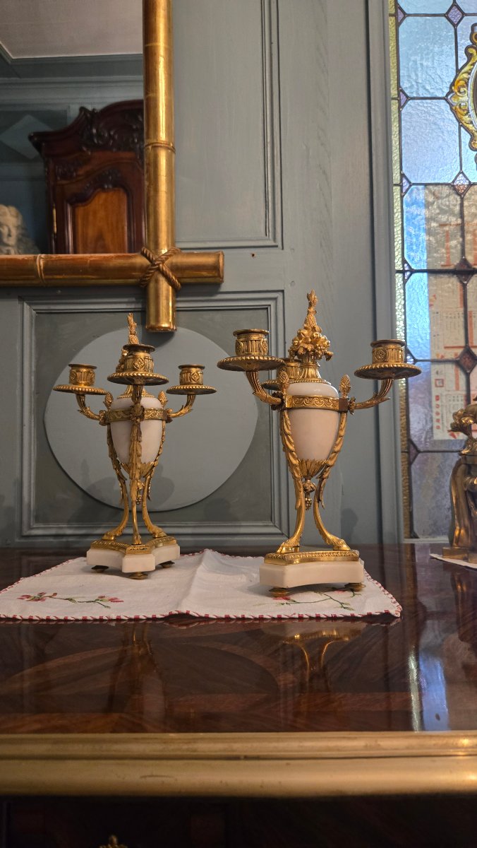 Paire de candélabres en forme d'athéniennes de style Louis XVI, seconde moitié du XIXe siècle. 