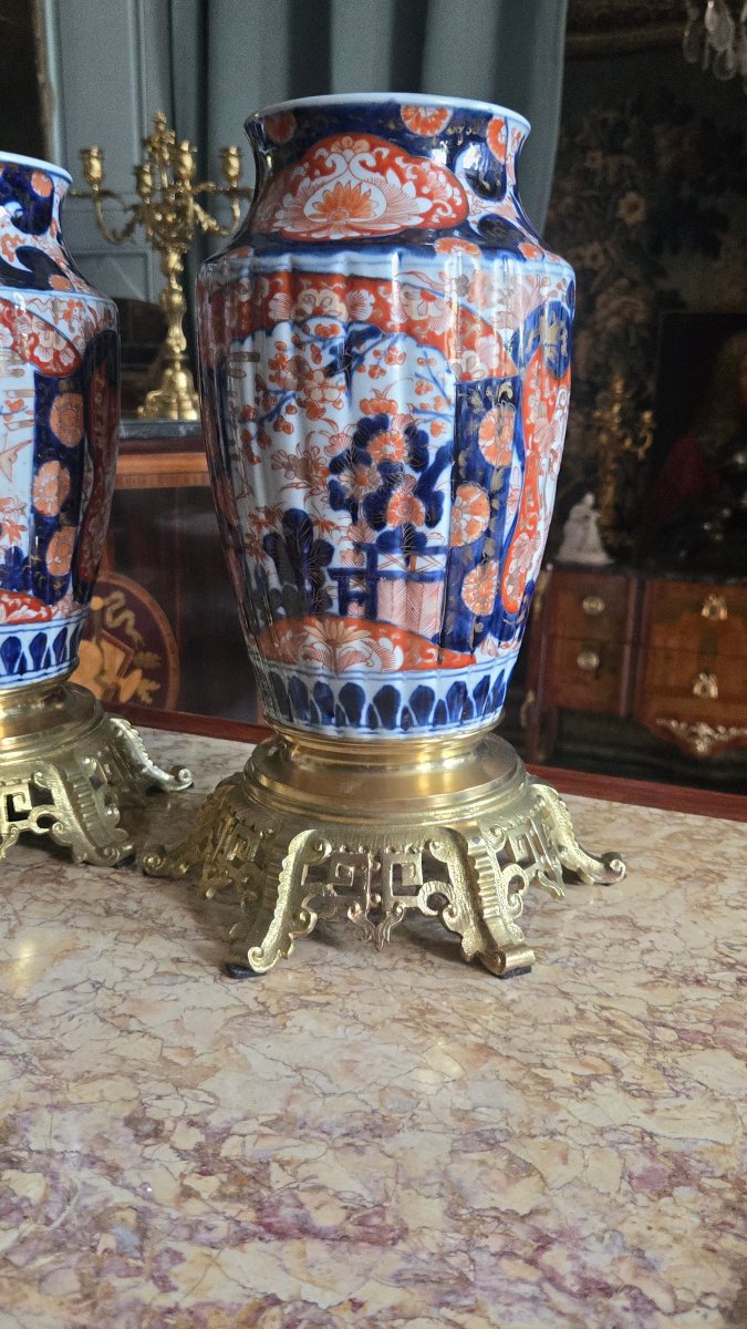 Paire de vases Imari d'époque Meiji, montés sur socles en bronze, XIXe.-photo-2