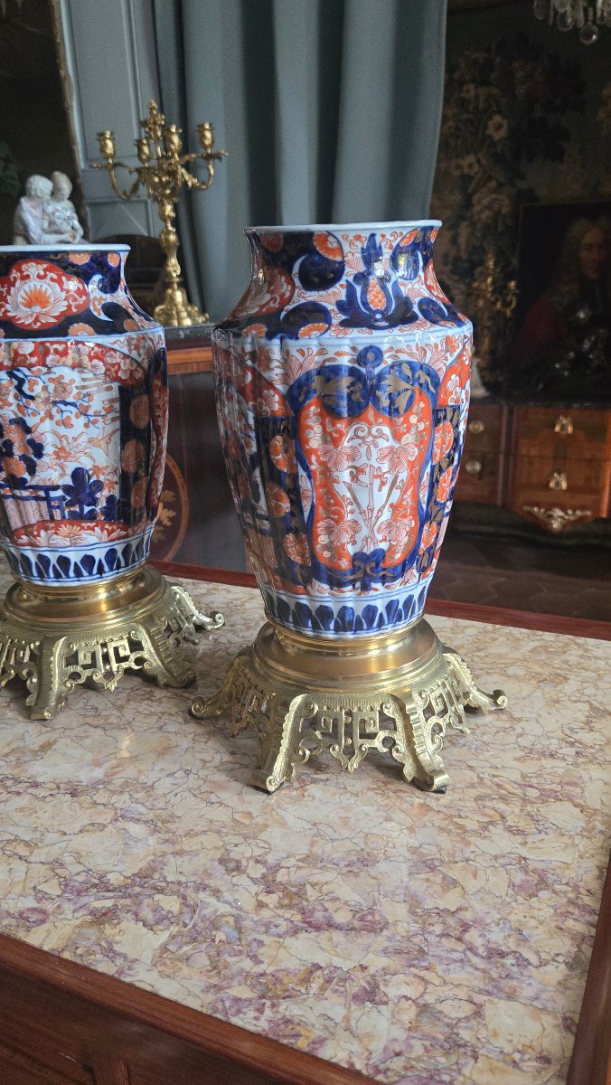 Paire de vases Imari d'époque Meiji, montés sur socles en bronze, XIXe.-photo-3