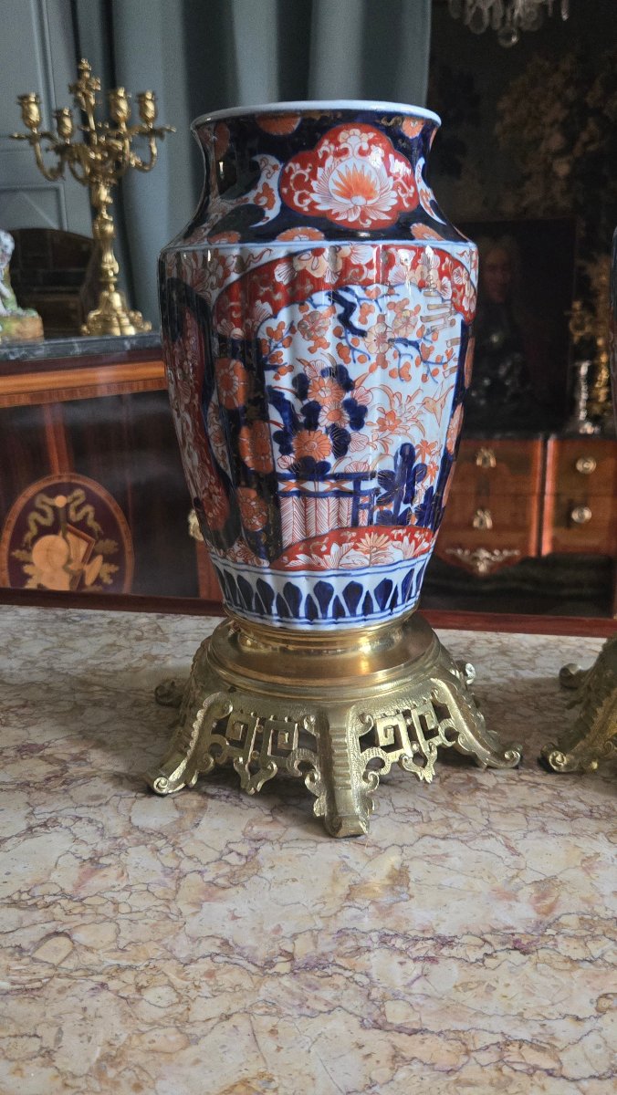 Paire de vases Imari d'époque Meiji, montés sur socles en bronze, XIXe.-photo-4