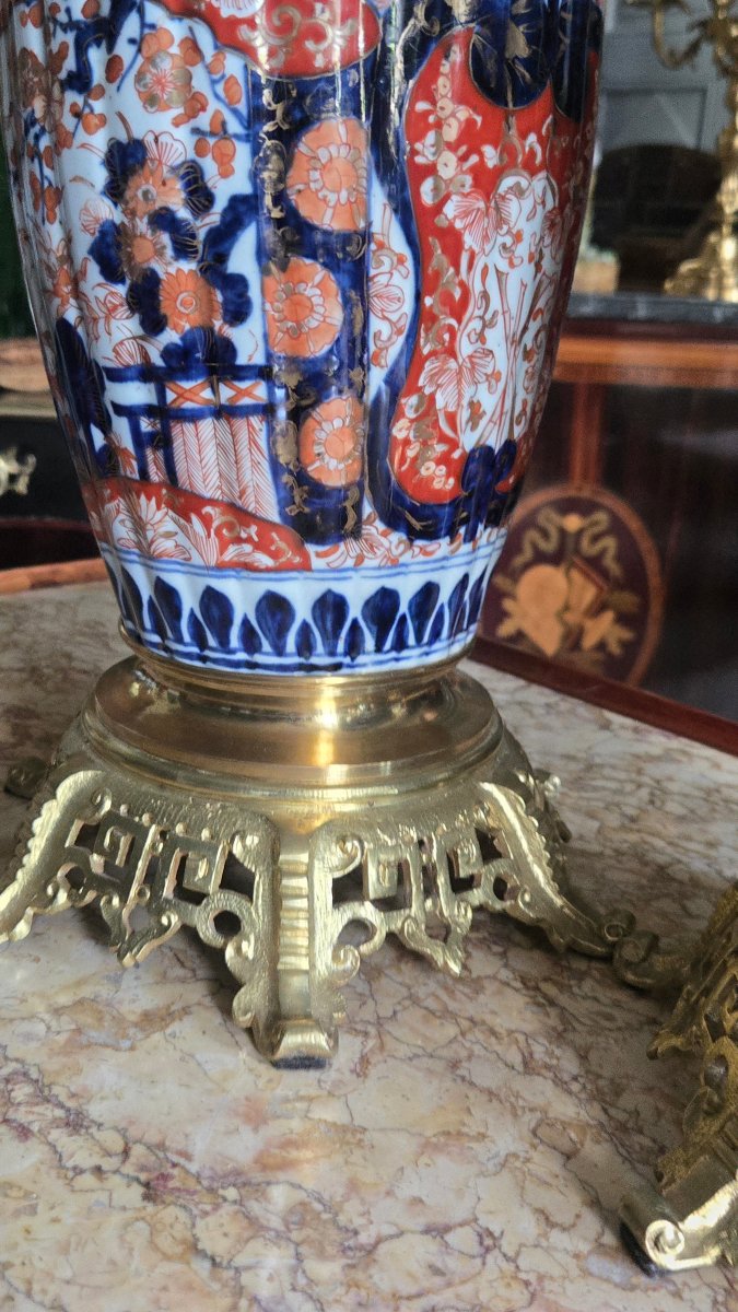 Paire de vases Imari d'époque Meiji, montés sur socles en bronze, XIXe.-photo-3