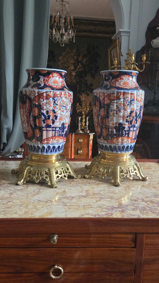 Paire de vases Imari d'époque Meiji, montés sur socles en bronze, XIXe.