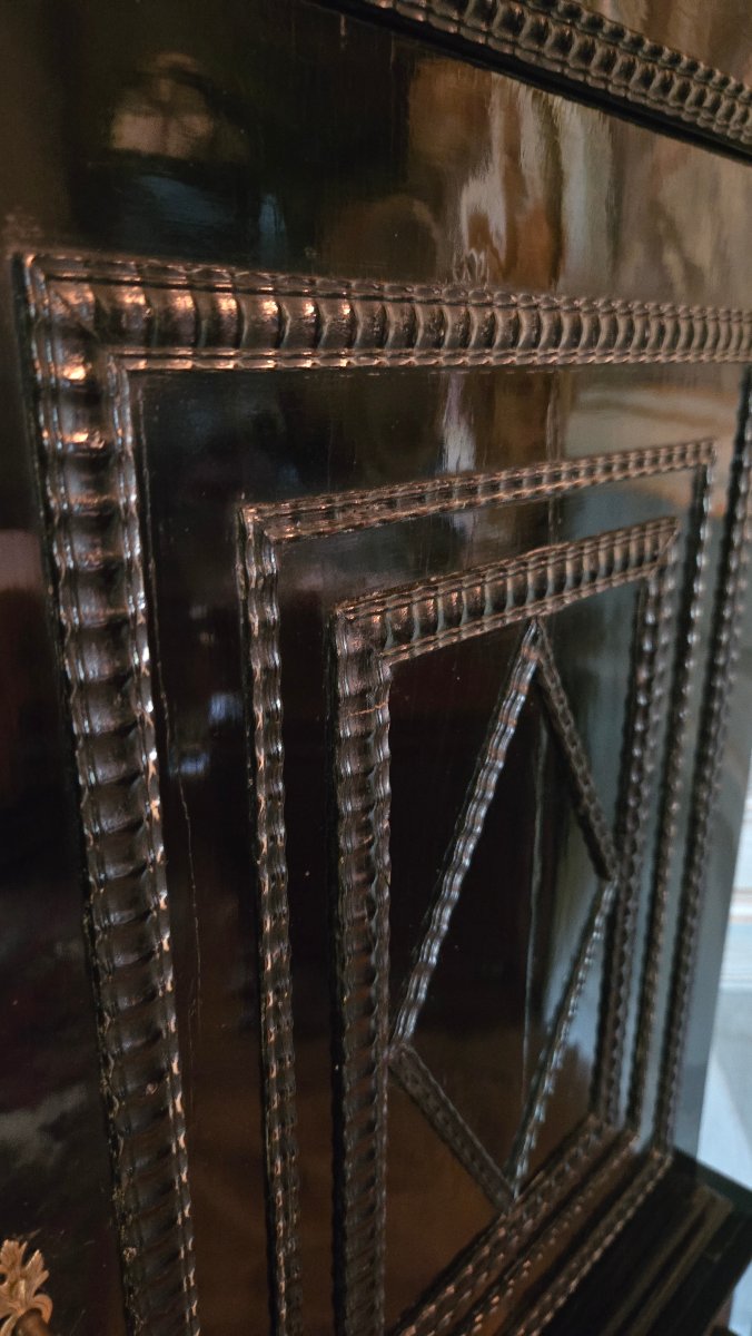 Cabinet en ébène et bois précieux à décor de baguettes guillochées, XVIIe siècle.-photo-4