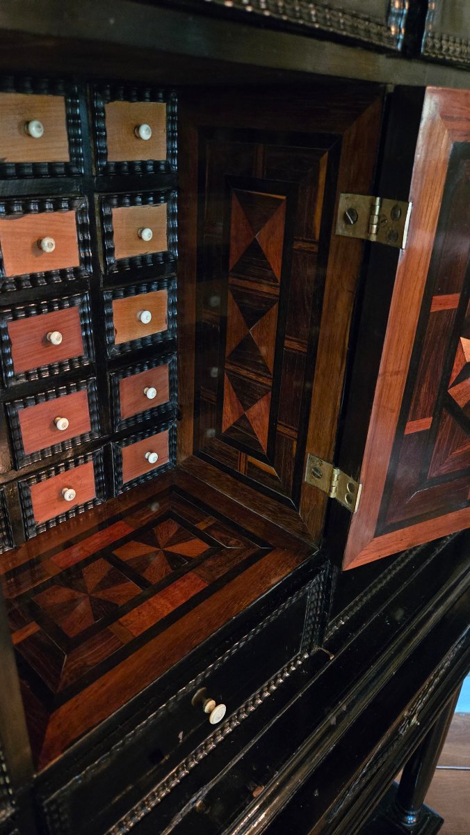 Cabinet en ébène et bois précieux à décor de baguettes guillochées, XVIIe siècle.-photo-6