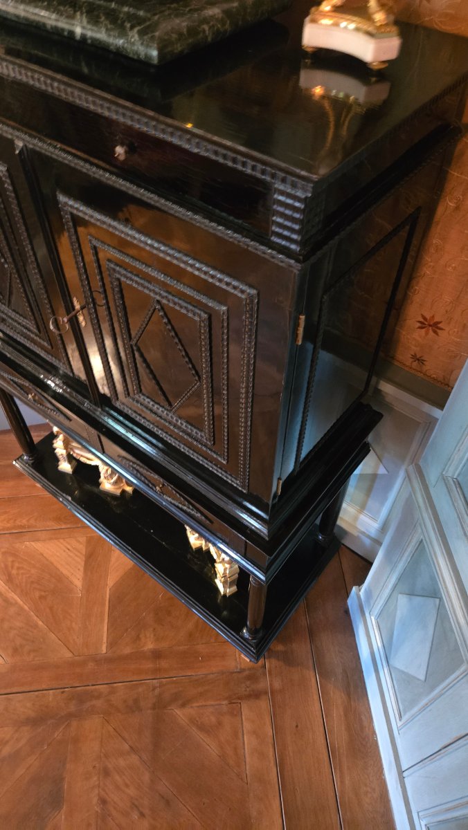 Cabinet en ébène et bois précieux à décor de baguettes guillochées, XVIIe siècle.-photo-1