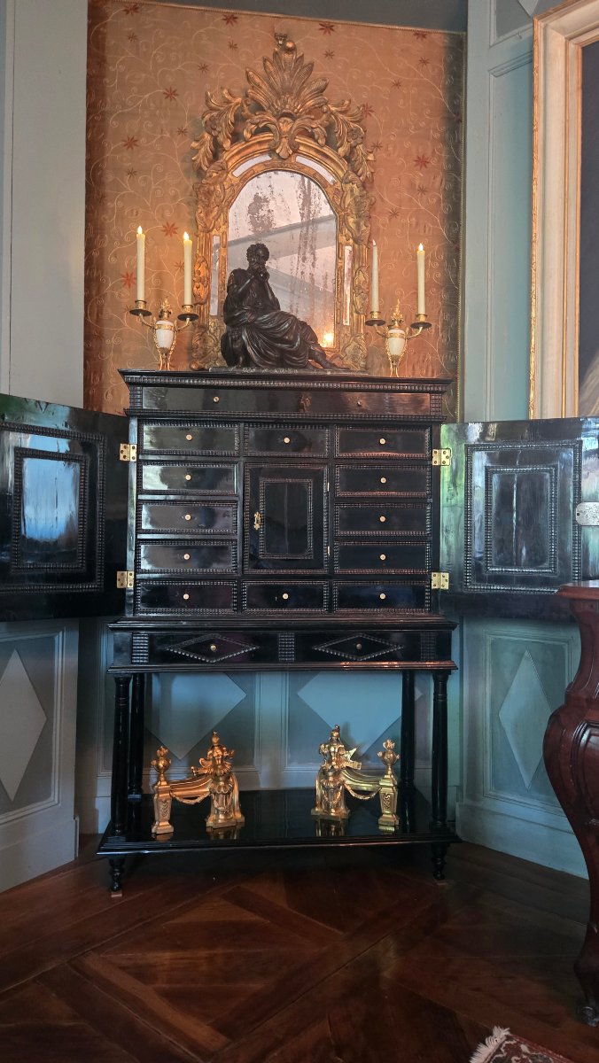 Cabinet en ébène et bois précieux à décor de baguettes guillochées, XVIIe siècle.-photo-2