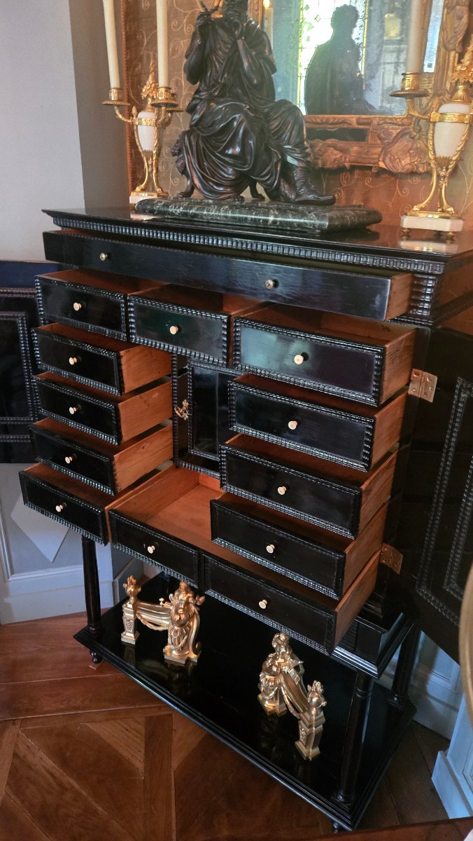 Cabinet en ébène et bois précieux à décor de baguettes guillochées, XVIIe siècle.-photo-3