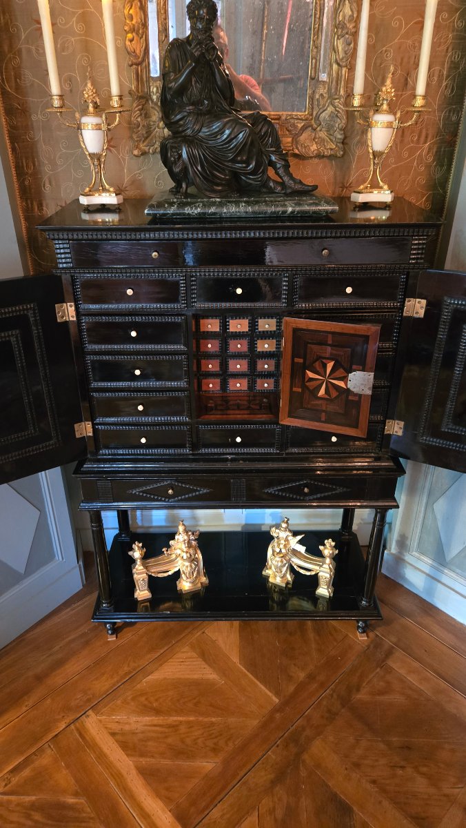 Cabinet en ébène et bois précieux à décor de baguettes guillochées, XVIIe siècle.-photo-4
