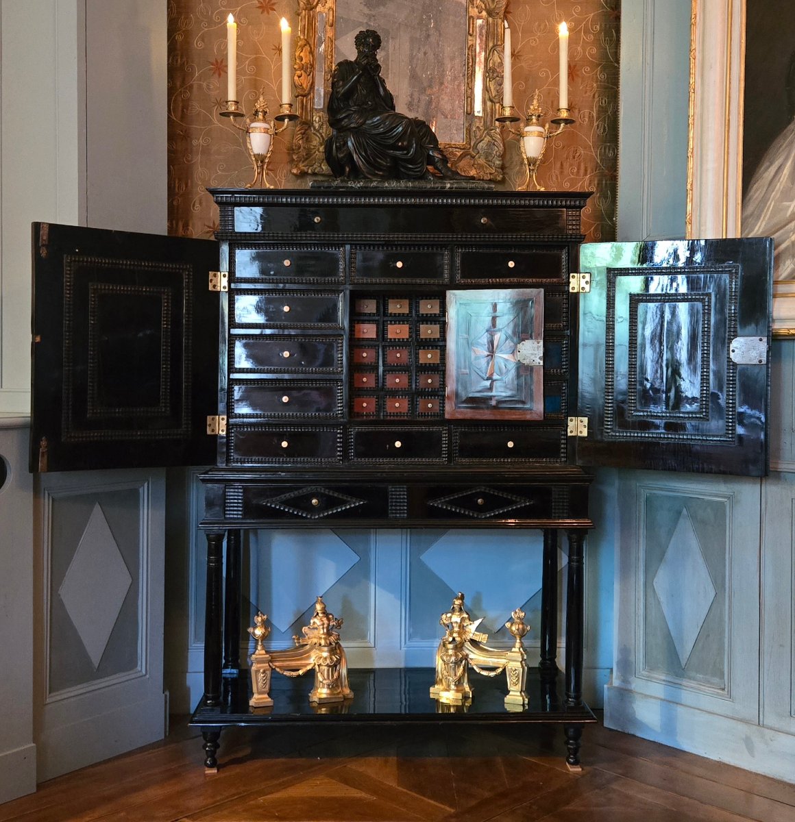 Cabinet en ébène et bois précieux à décor de baguettes guillochées, XVIIe siècle.