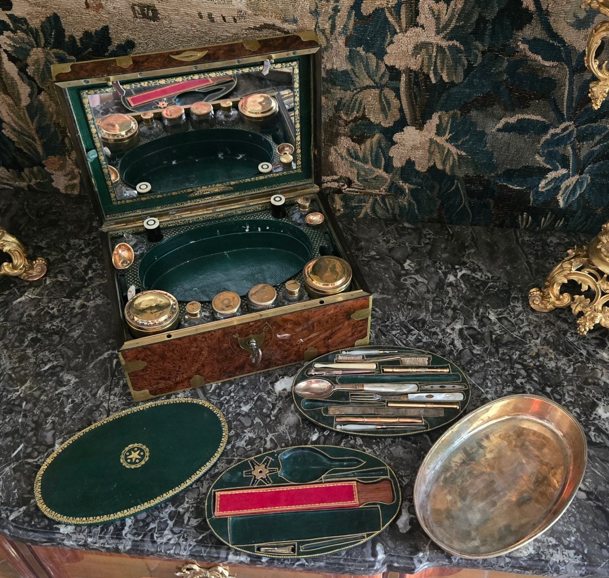 Nécessaire de voyage d'époque Consulat en loupe d'if –étiquette « Marquis de Pommereu ».  -photo-1