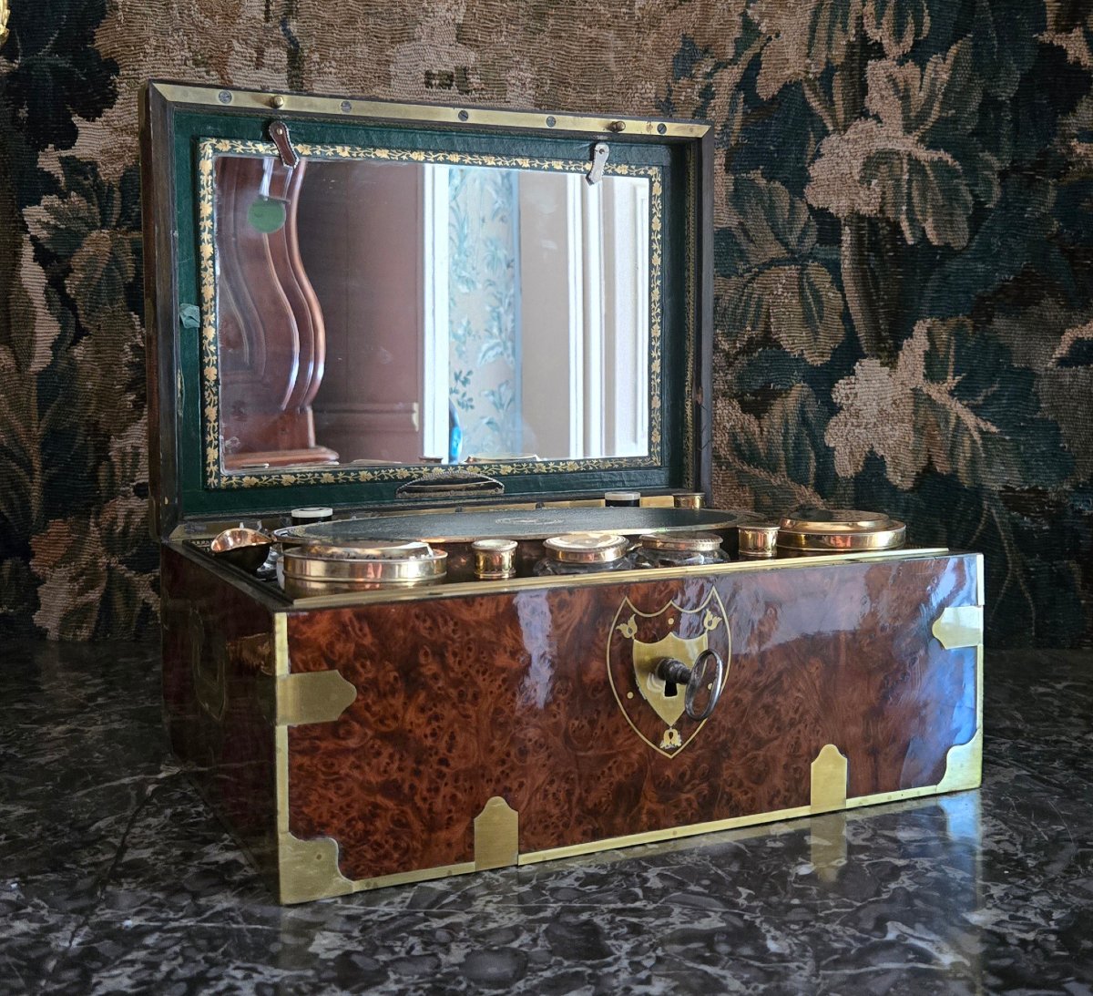 Nécessaire de voyage d'époque Consulat en loupe d'if –étiquette « Marquis de Pommereu ».  