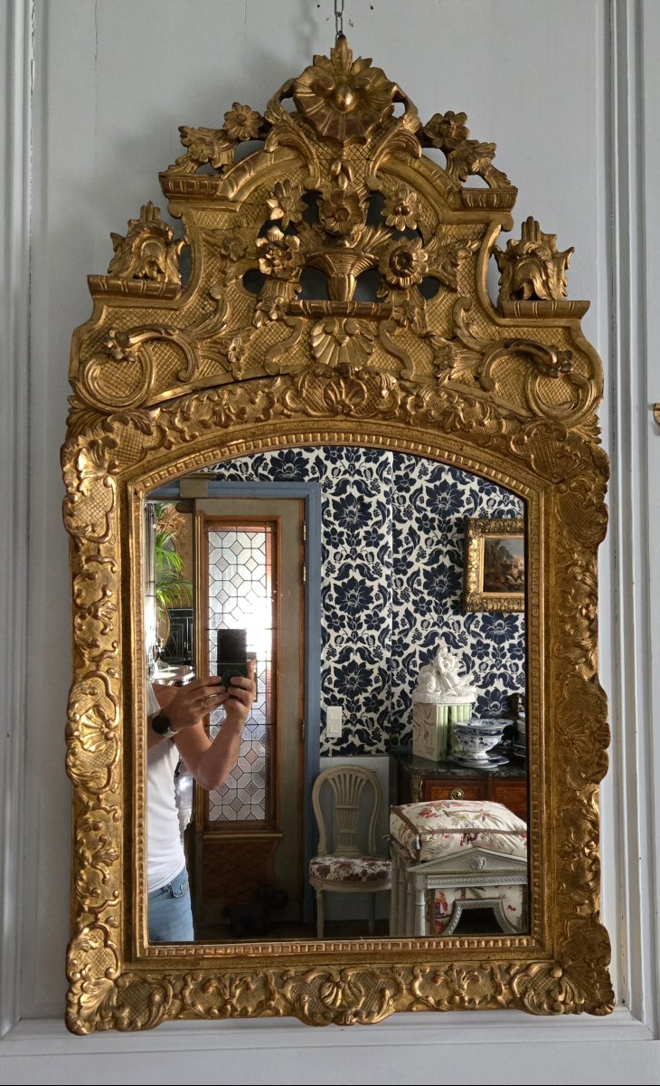 Miroir d'époque Louis XIV en bois sculpté et doré, début XVIIIÈME.