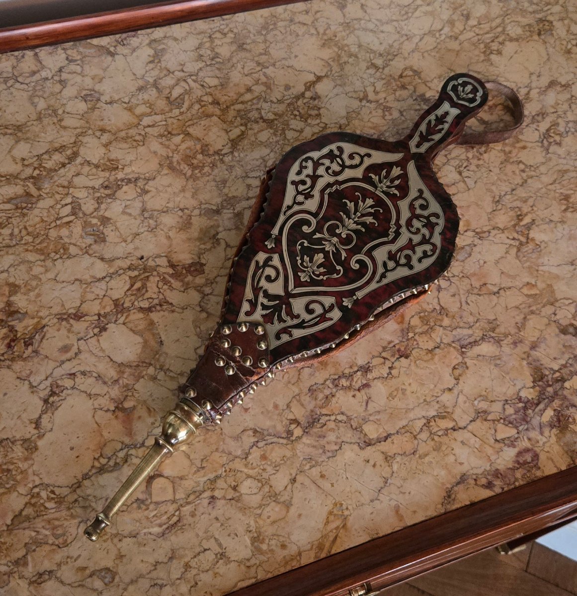 Soufflet de cheminée en marqueterie Boulle, seconde moitié du XIXᵉ siècle.  