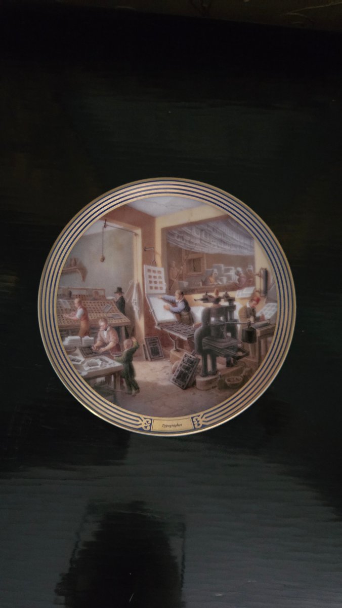 Six assiettes en porcelaine de Limoges, décor du Service des Arts industriels de Sèvres.-photo-2