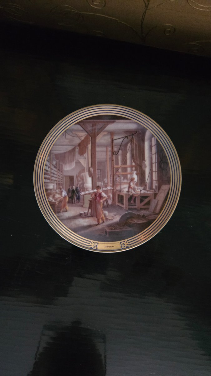 Six assiettes en porcelaine de Limoges, décor du Service des Arts industriels de Sèvres.-photo-3