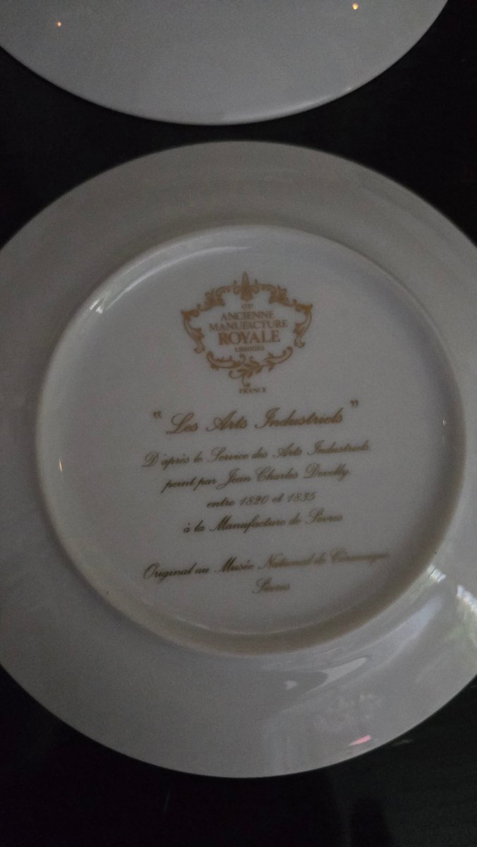 Six assiettes en porcelaine de Limoges, décor du Service des Arts industriels de Sèvres.-photo-5