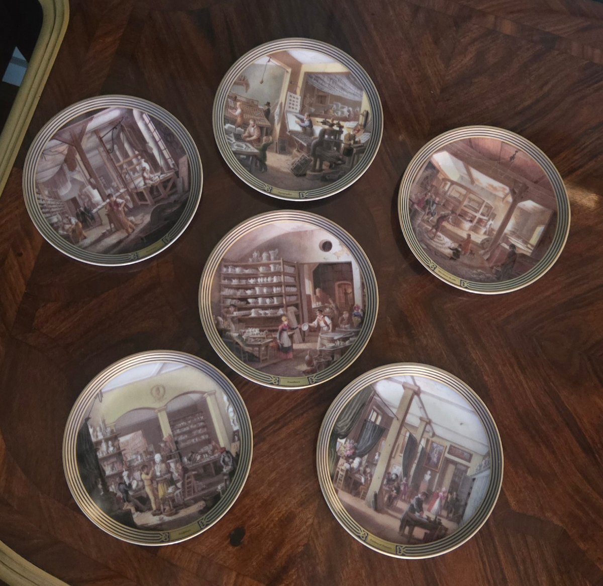 Six assiettes en porcelaine de Limoges, décor du Service des Arts industriels de Sèvres.