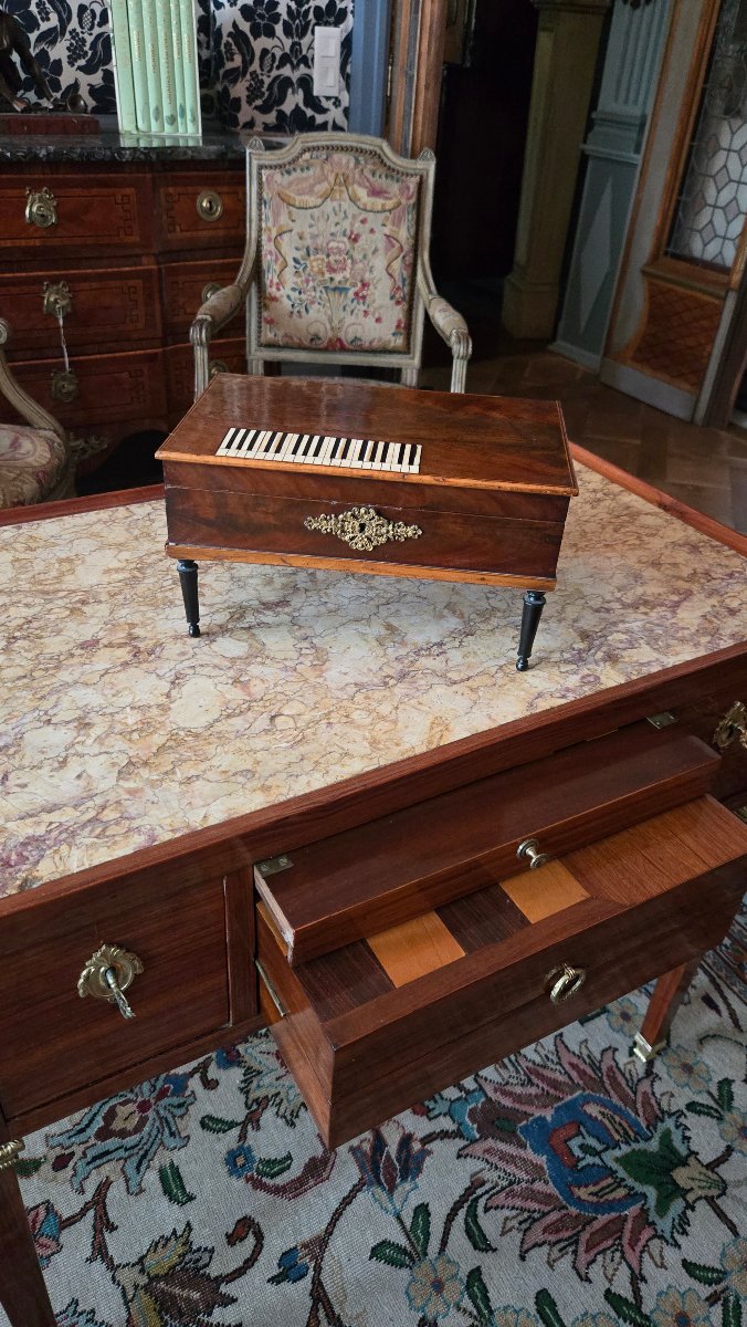 Coffret à couture musical en forme d'épinette miniature, travail français, vers 1820.   -photo-2