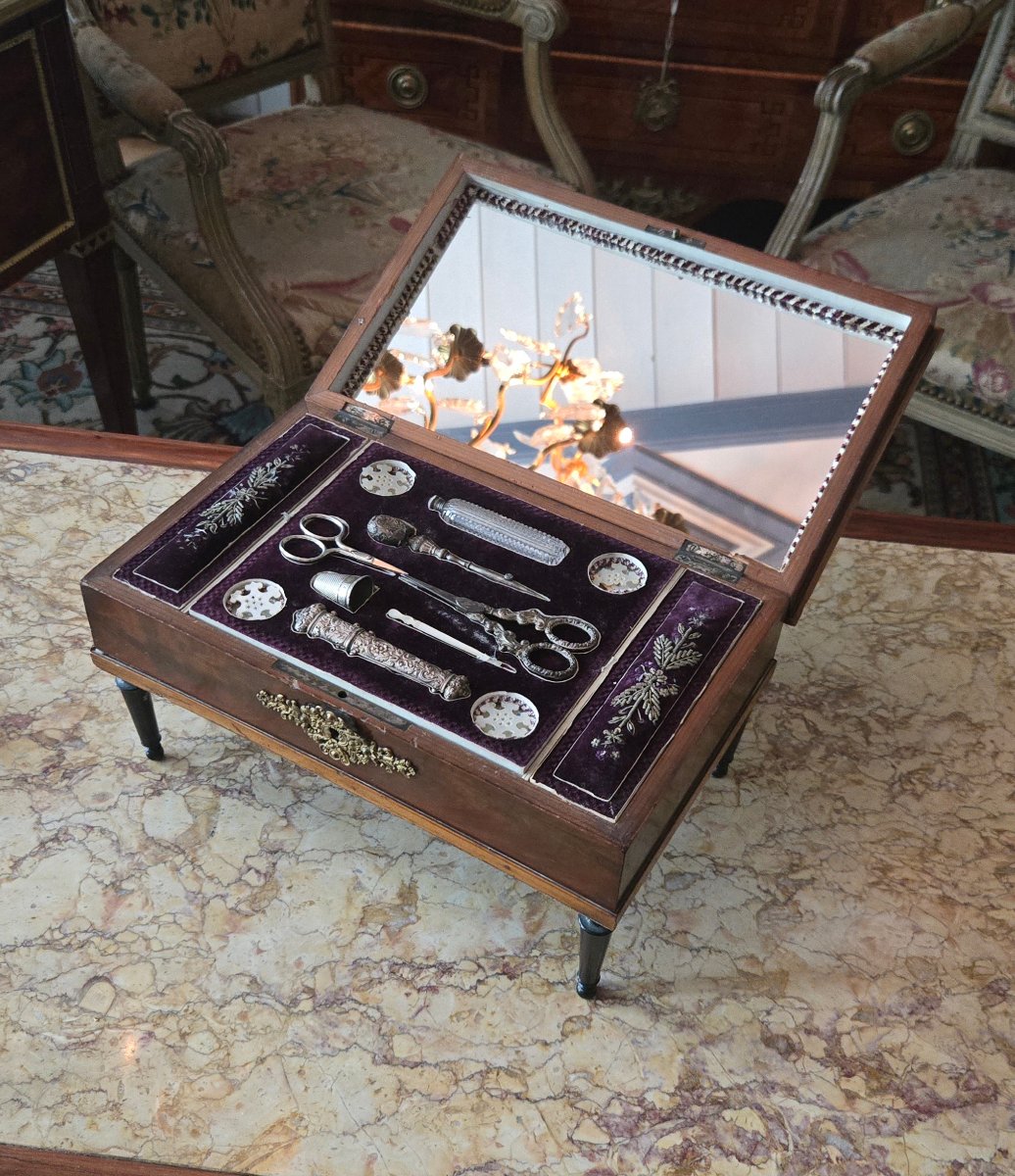 Coffret à couture musical en forme d'épinette miniature, travail français, vers 1820.   -photo-1