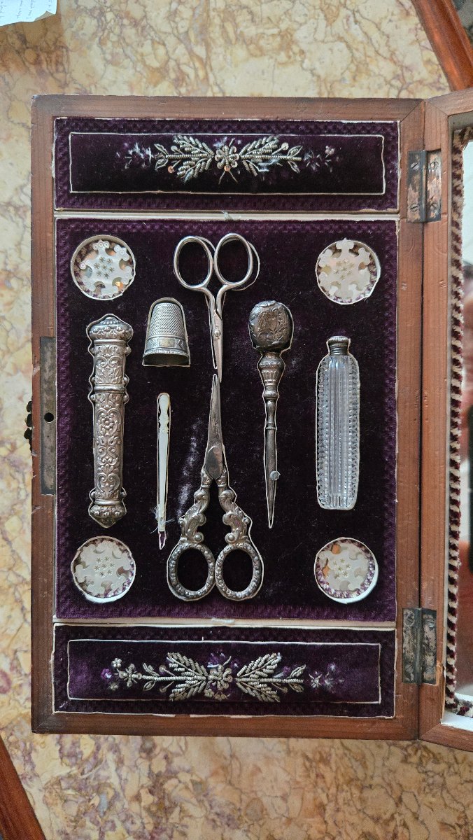 Coffret à couture musical en forme d'épinette miniature, travail français, vers 1820.   -photo-3