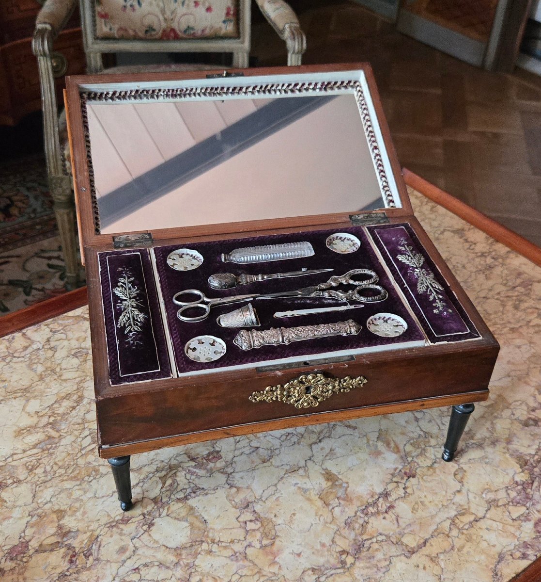 Coffret à couture musical en forme d'épinette miniature, travail français, vers 1820.   