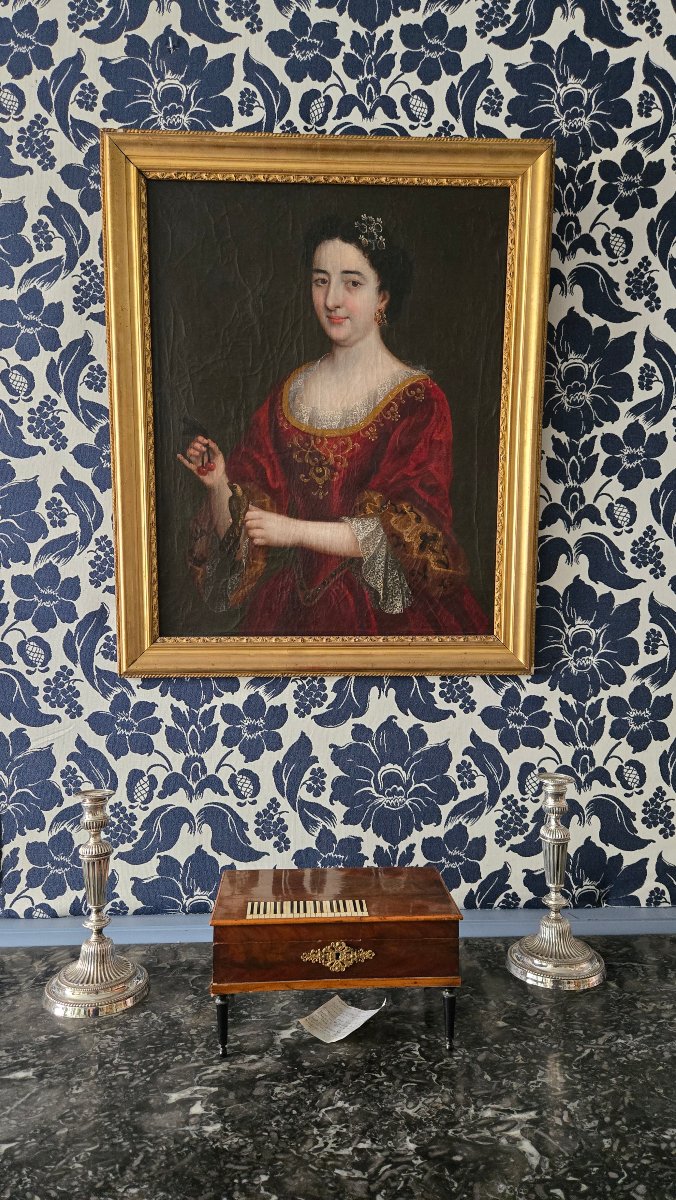 Portrait d'une dame aux cerises et à l'oiseau – École française du XVIIIᵉ siècle.  -photo-2