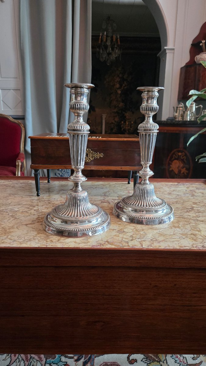 Paire de bougeoirs d'époque Louis XVI en bronze argenté.  -photo-2