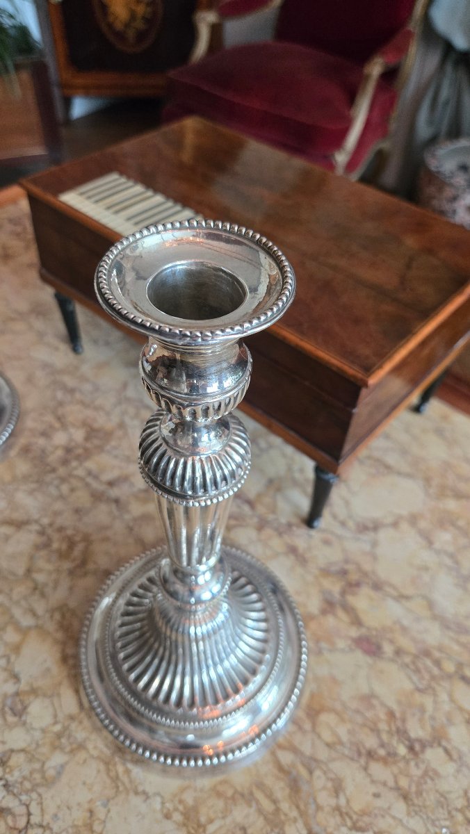 Paire de bougeoirs d'époque Louis XVI en bronze argenté.  -photo-1