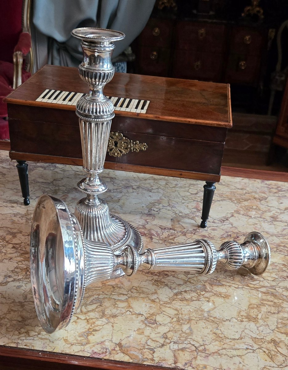 Paire de bougeoirs d'époque Louis XVI en bronze argenté.  