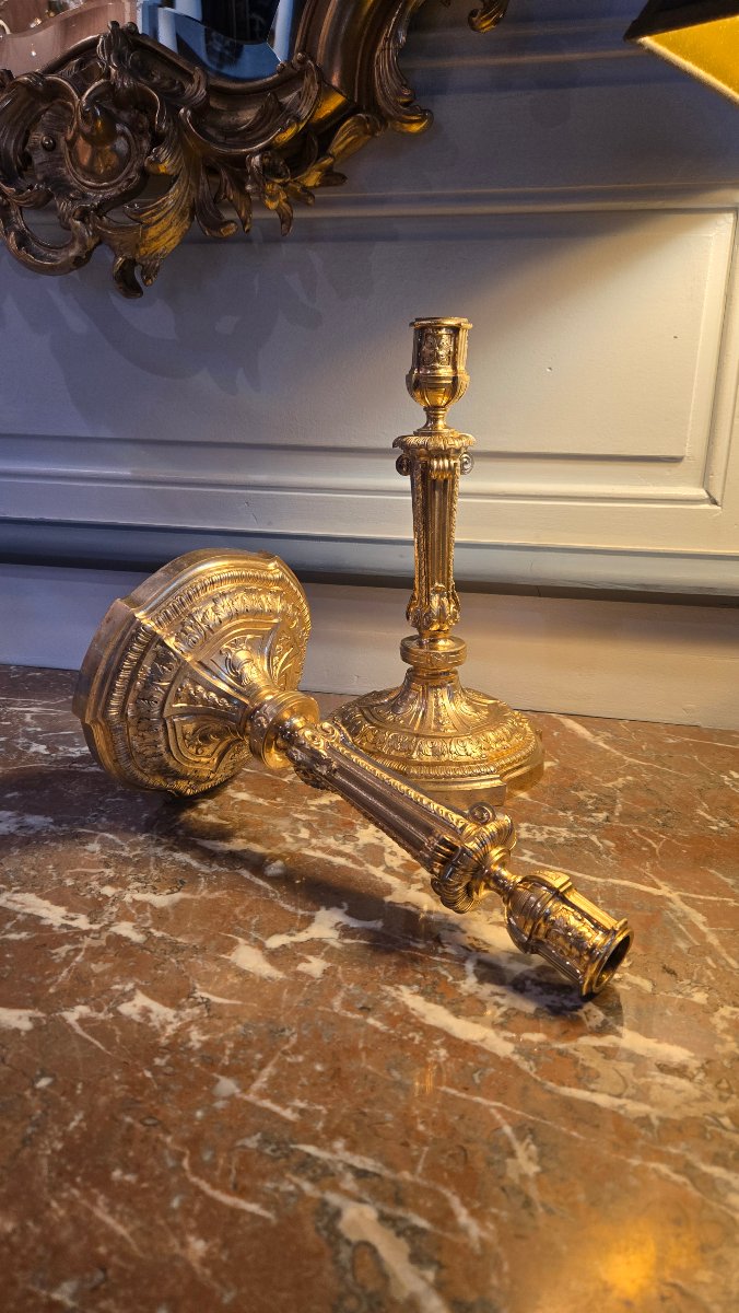 Importante paire de flambeaux néoclassiques en bronze ciselé et doré. Époque Restauration