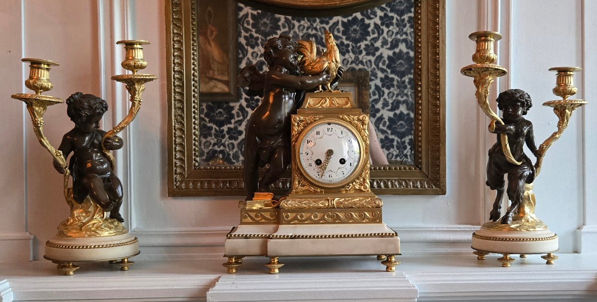 Garniture de cheminée « L'Amour et le coq », accompagnée de figures bachiques – XIXᵉ siècle.   