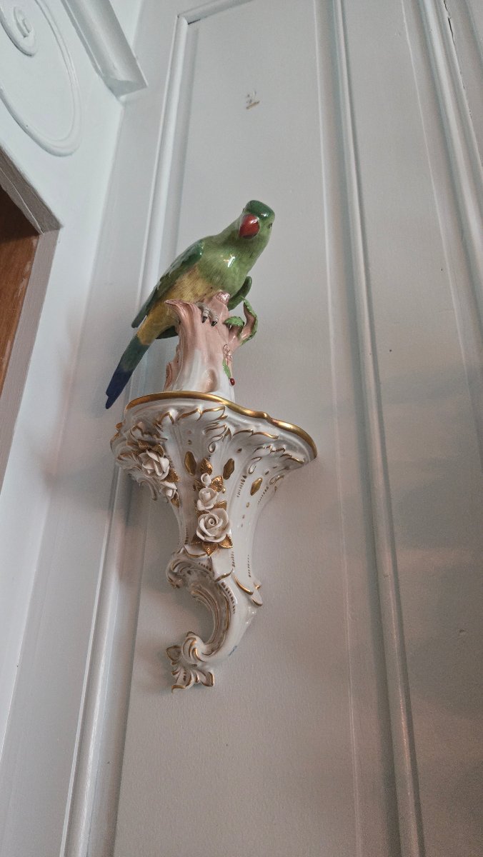 Paire de perruches naturalistes en porcelaine sur consoles murales rocaille, Allemagne, XXᵉ -photo-5