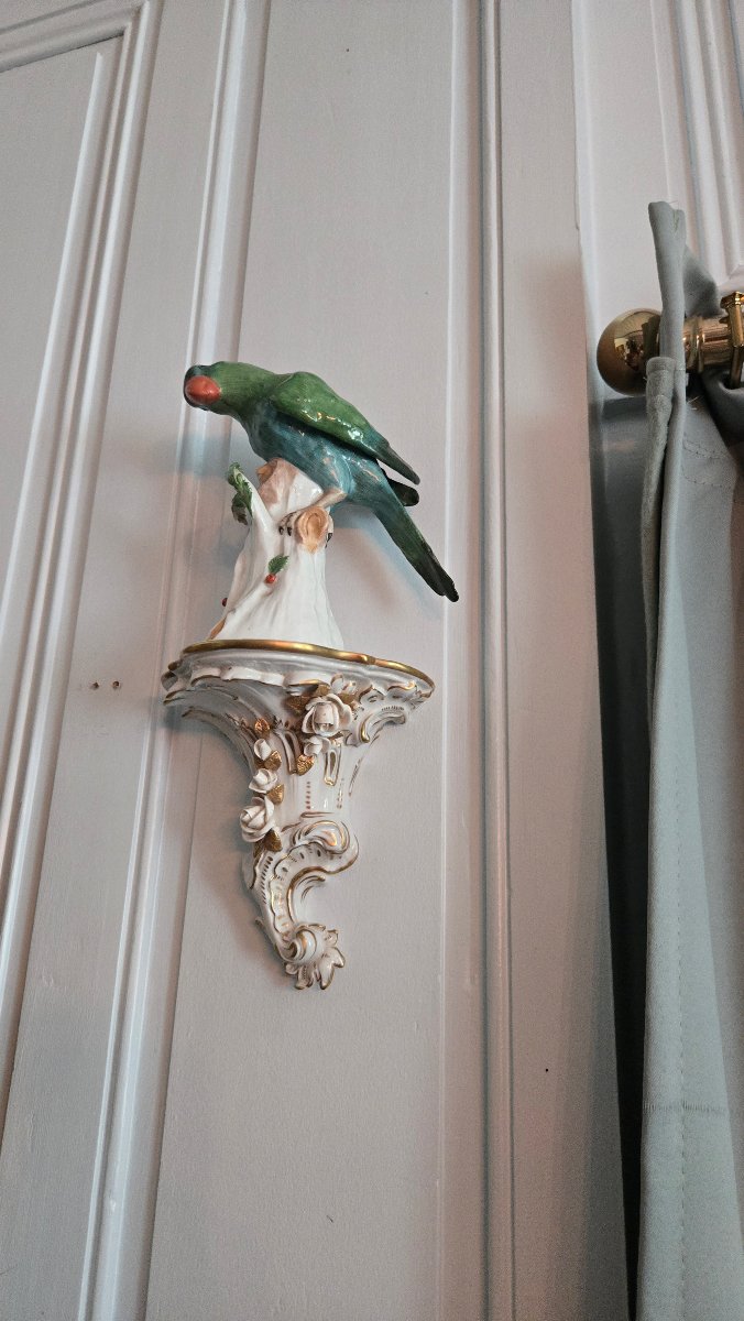 Paire de perruches naturalistes en porcelaine sur consoles murales rocaille, Allemagne, XXᵉ -photo-1