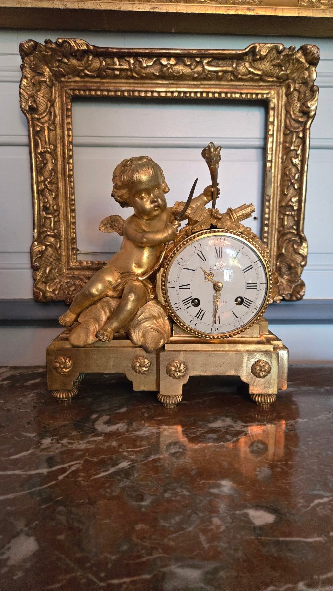 Pendule d'époque Louis XVI à l'allégorie de l'Amour, signée Debon à Paris. Époque Louis XVI.