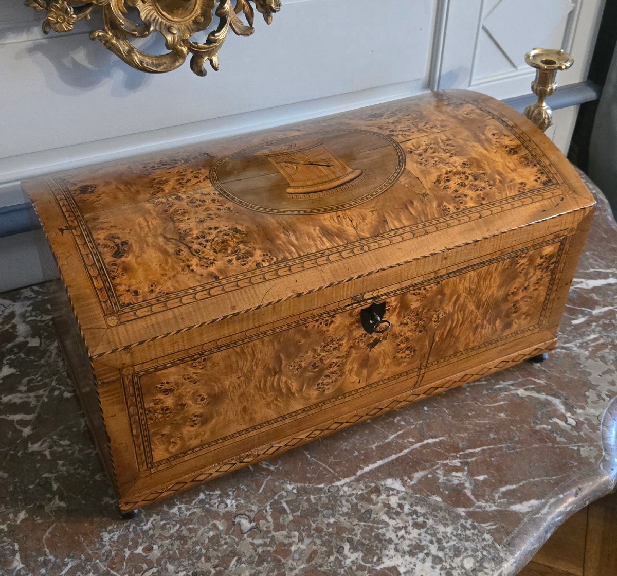 Coffret de mariage à dessus bombé en loupe de peuplier et marqueterie. Vallée du Rhin, XVIIIe