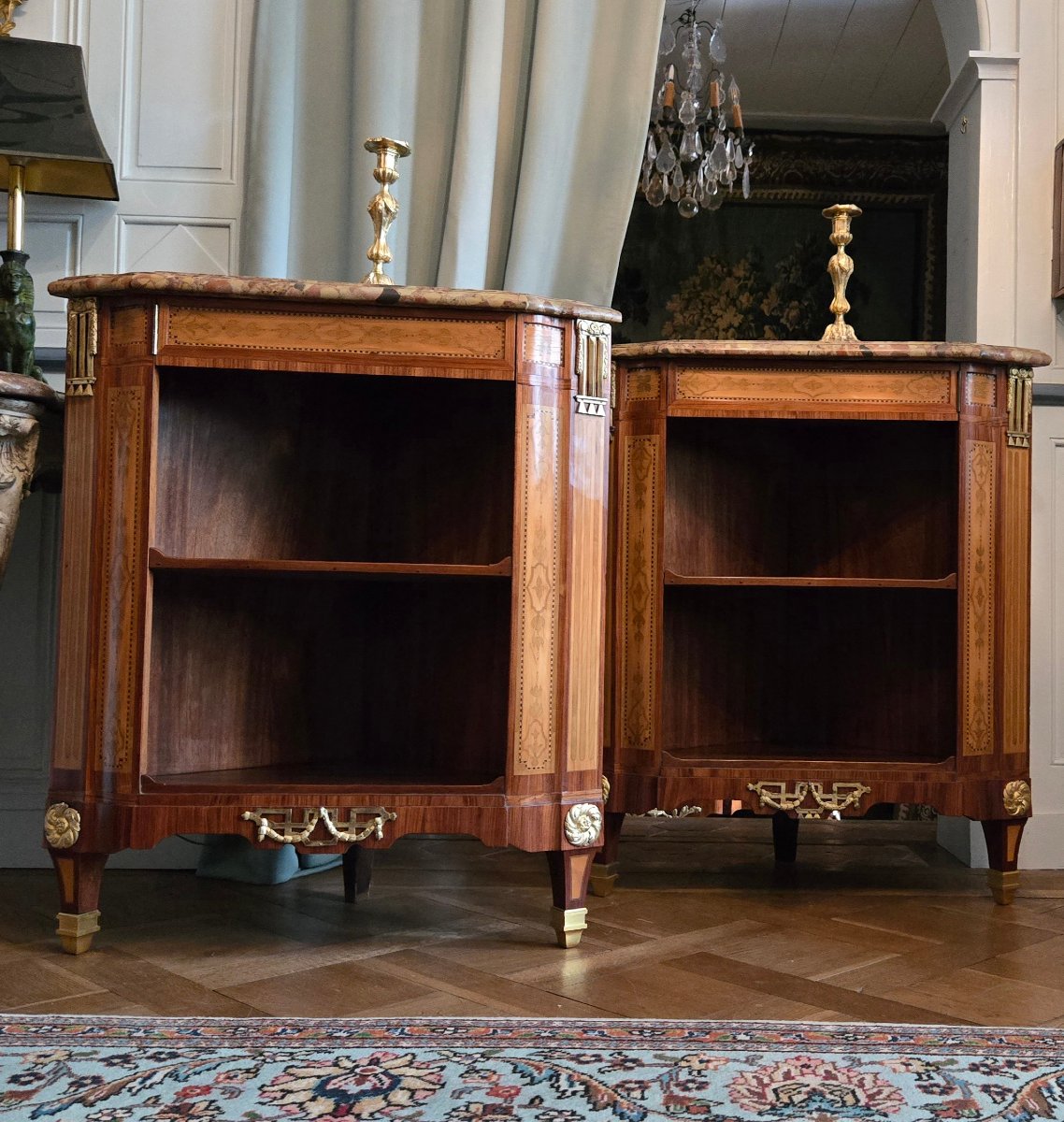 Paire de cabinets d'angle estampillés J.L. Cosson.  -photo-2