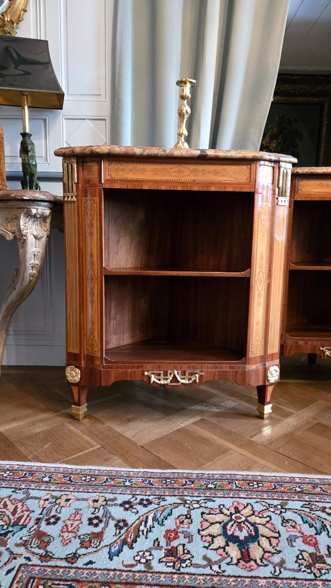 Paire de cabinets d'angle estampillés J.L. Cosson.  -photo-3