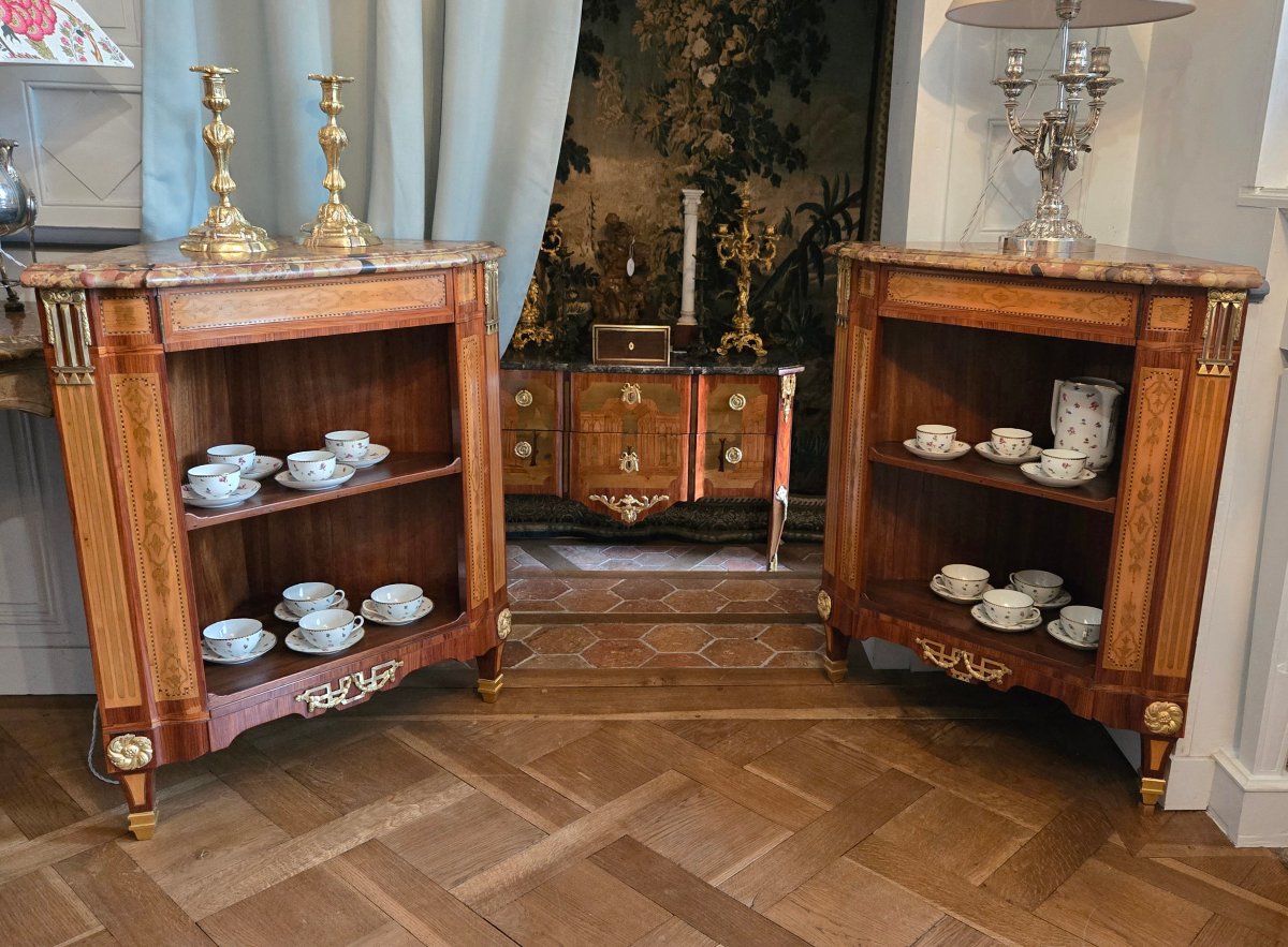 Paire de cabinets d'angle estampillés J.L. Cosson.  
