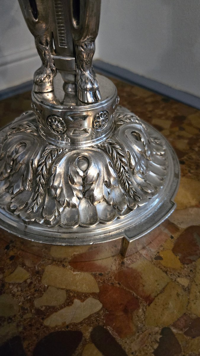 Lampe de salon néoclassique de style Louis XVI en bronze argenté. -photo-3